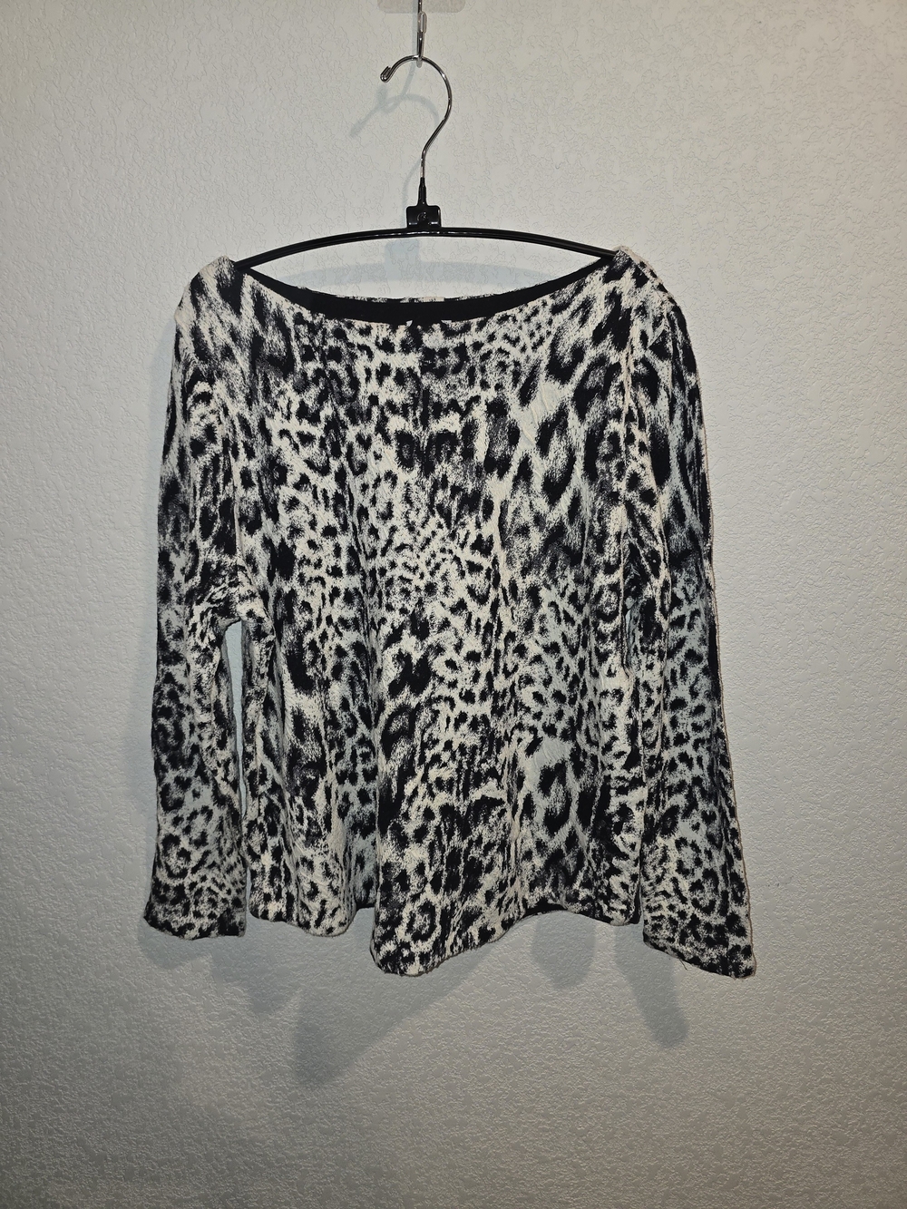 Chico's Black & White Leopard Print Knit Boat Neck Top - Chico's Size 1 (Medium)